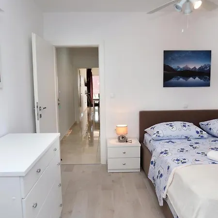 In Okrug Gornji With Sea View, Terrace, Air Conditioning, Wifi 5059-1 Τρογκίρ